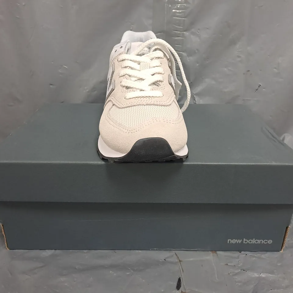 BOXED PAIR OF NEW BALANCE TRAINERS IN CREAM/WHITE SIZE UK 4