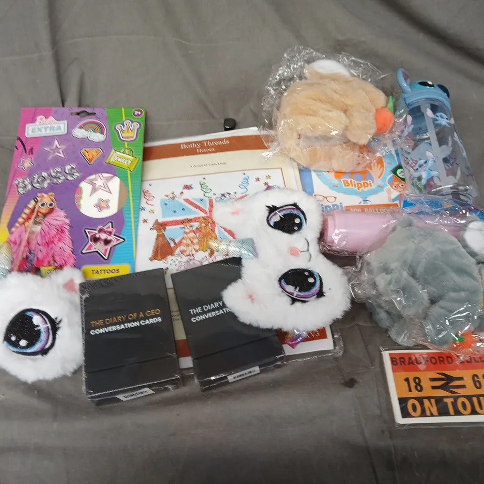 APPROXIMATELY 12 ASSORTED TOYS & GAMES TO INCLUDE DIARY OF A CEO CONVERSATION CARDS, STITCH BOTTLES, FAMILY PETS TOY, ETC