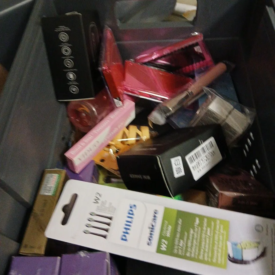 APPROXIMATELY 20 HEALTH AND BEAUTY PRODUCTS TO INCLUDE DETANGLING MINI BRUSH, BRUSH WORKS FAN BRUSH AND LEO LASH FALSE LASHES