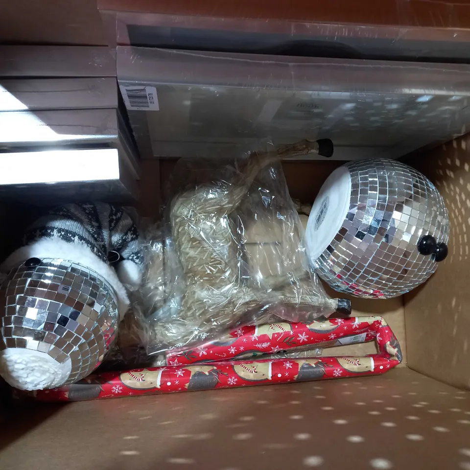 BOX OF APPROXIMATELY 5 ASSORTED HOUSEHOLD ITEMS TO INCLUDE CHRISTMAS PUDDING CUSHION, STRIPED RUG, SANTA FLEECE, ETC