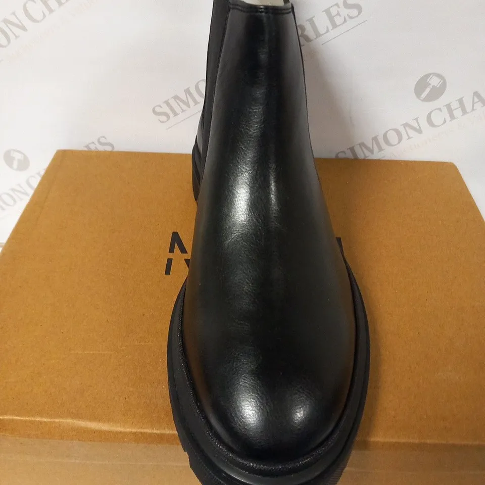 BOXED MAN TRZ-RUGGED CHELSEA BOOT SIZE 7