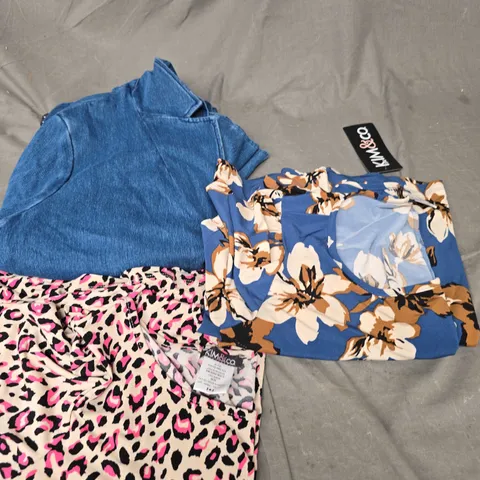 APPROXIMATELY 20 ASSORTED CLOTHING AND FASHION ITEMS IN VARIOUS STYLES, SIZES, AND COLOURS