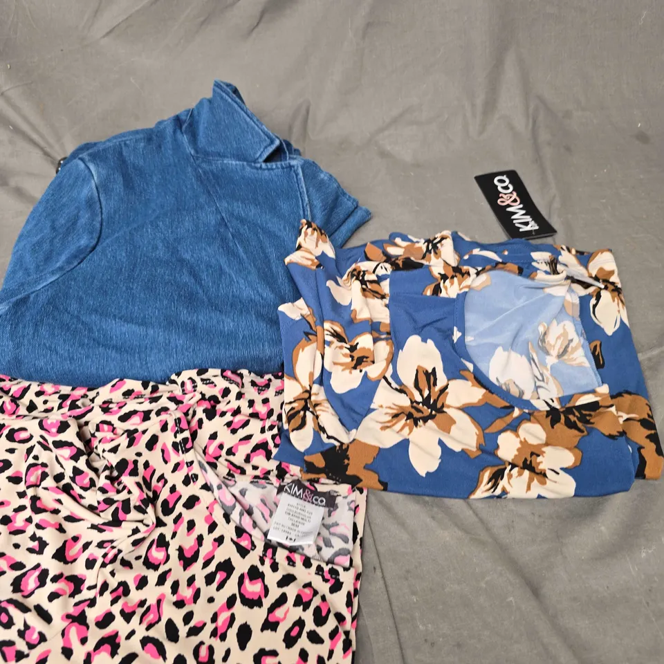 APPROXIMATELY 20 ASSORTED CLOTHING AND FASHION ITEMS IN VARIOUS STYLES, SIZES, AND COLOURS