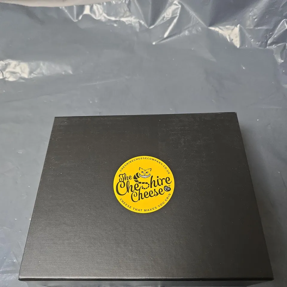THE CHESHIRE CHEESE COMPANY GIFT BOX – BLACK BOB CHEDDAR, RESERVA CHEDDAR & RED WINE