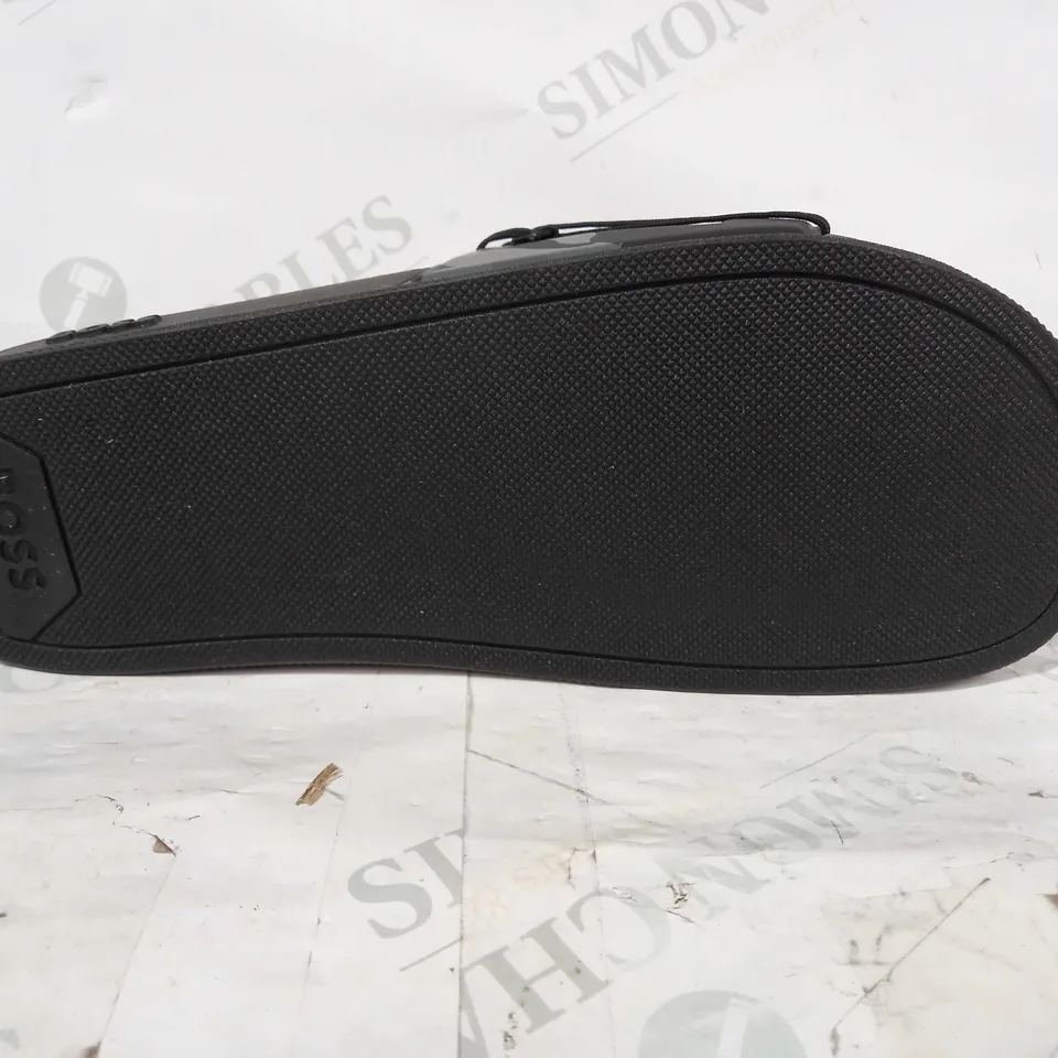 BOXED PAIR OF BOSS ARYEH SLIDERS IN BLACK/BLACK CAMO UK SIZE 9