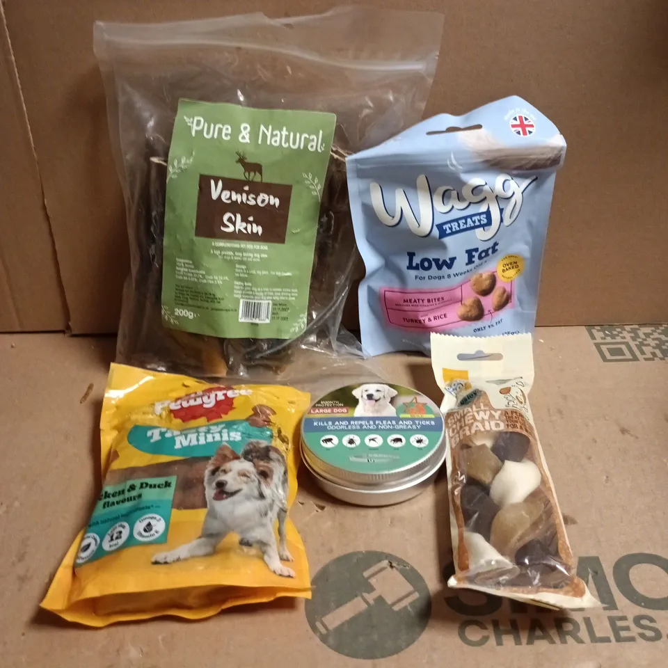 TOTE OF APPROXIMATELY 22 X ASSORTED DOG FOOD/RELATED ITEMS TO INCLUDE PURE AND NATURAL VENISON SKIN, WAGG LOW FAT TREATS, PEDIGREE TASTY MINIS, DOG COLLAR, GOOD BOY SMALL CHEWY BRAID ETC