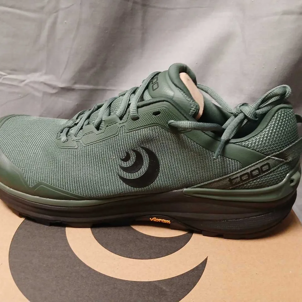 TOPO ATHLETIC TRAVERSE MEN'S RUNNING SHOES – DARK GREEN/CHARCOAL, UK 9 (US 10) 