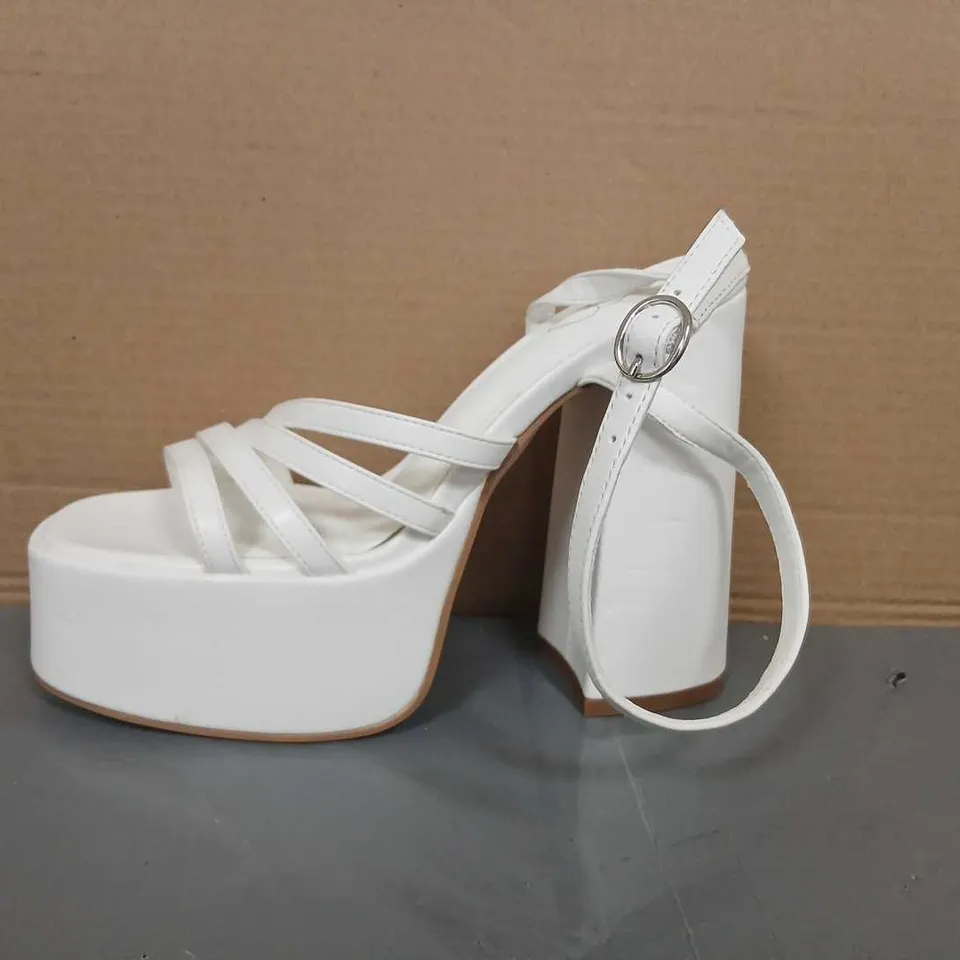 KOI WOMEN'S WHITE PLATFORM SANDALS WITH ANKLE STRAP 
