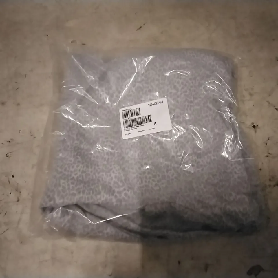 BOX OF APPROXIMATELY 18 HALSTON STUDIO WHITE/ GREY LEOPARD PRINT HOODIES SIZE XL