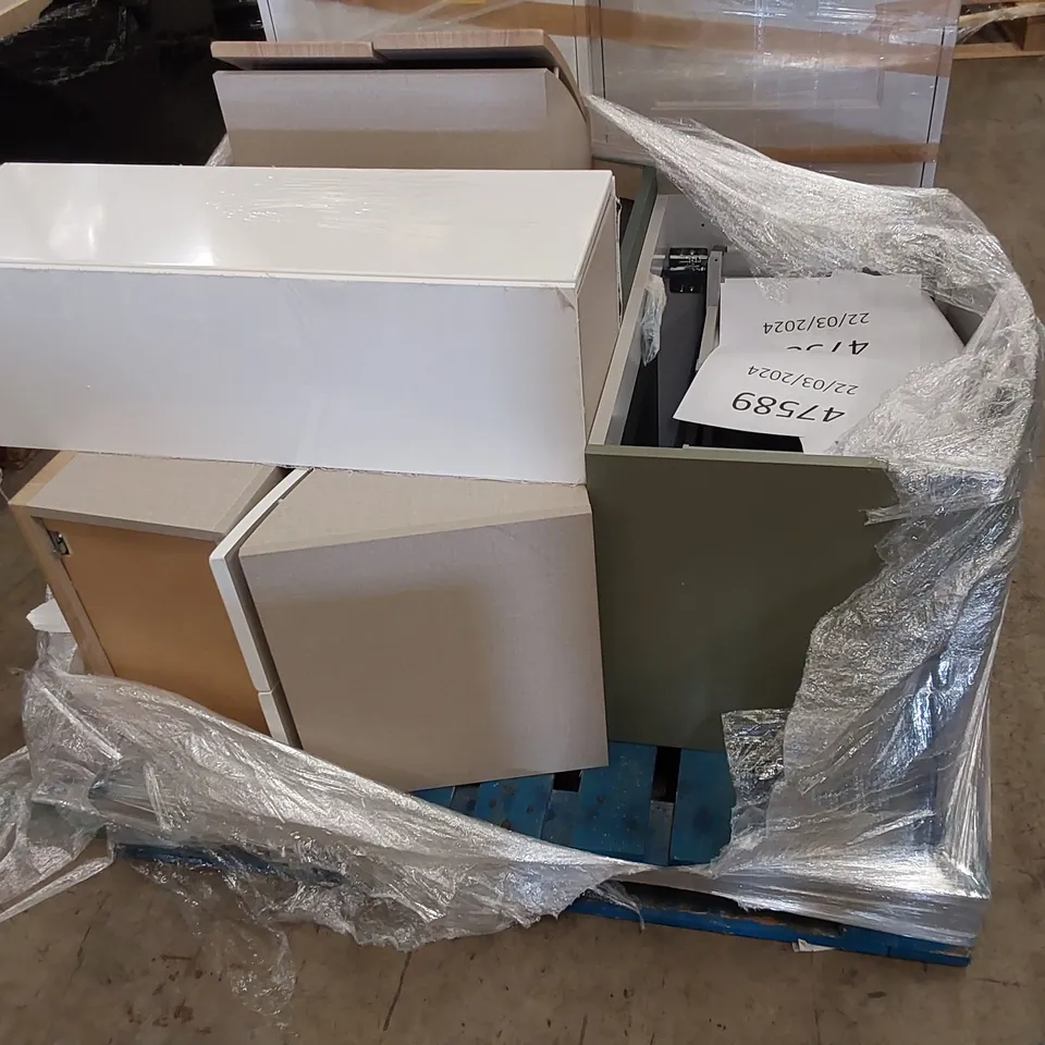 PALLET OF ASSORTED BATHROOM FURNITURE AND FURNITURE PARTS 