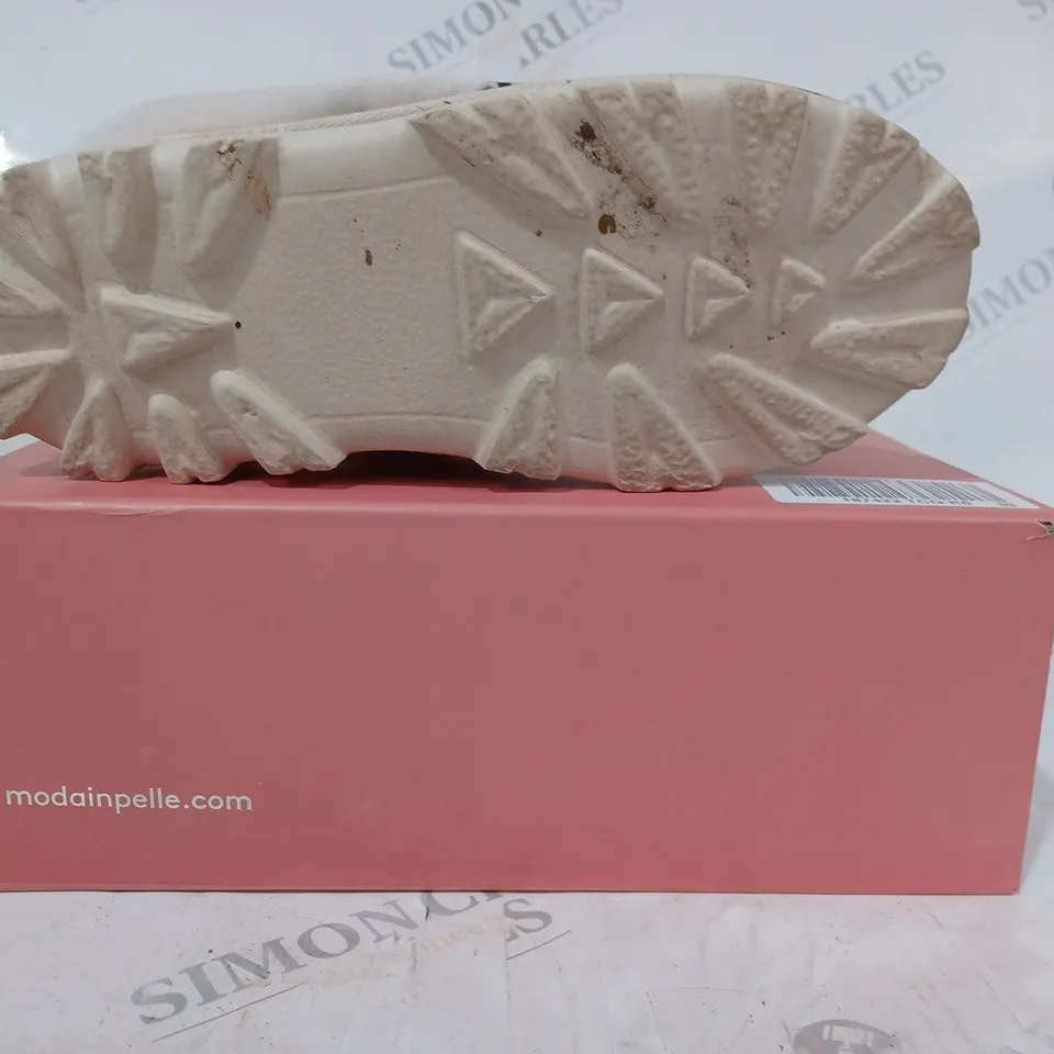 BOXED PAIR OF MODA IN PELLE COSIE SLIPPERS IN WHITE LEOPARD PRINT SIZE 6