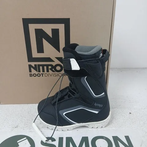 NITRO DROID QLS SNOWBOARD BOOTS – BLACK/WHITE/CHARCOAL, UK KIDS 11.5