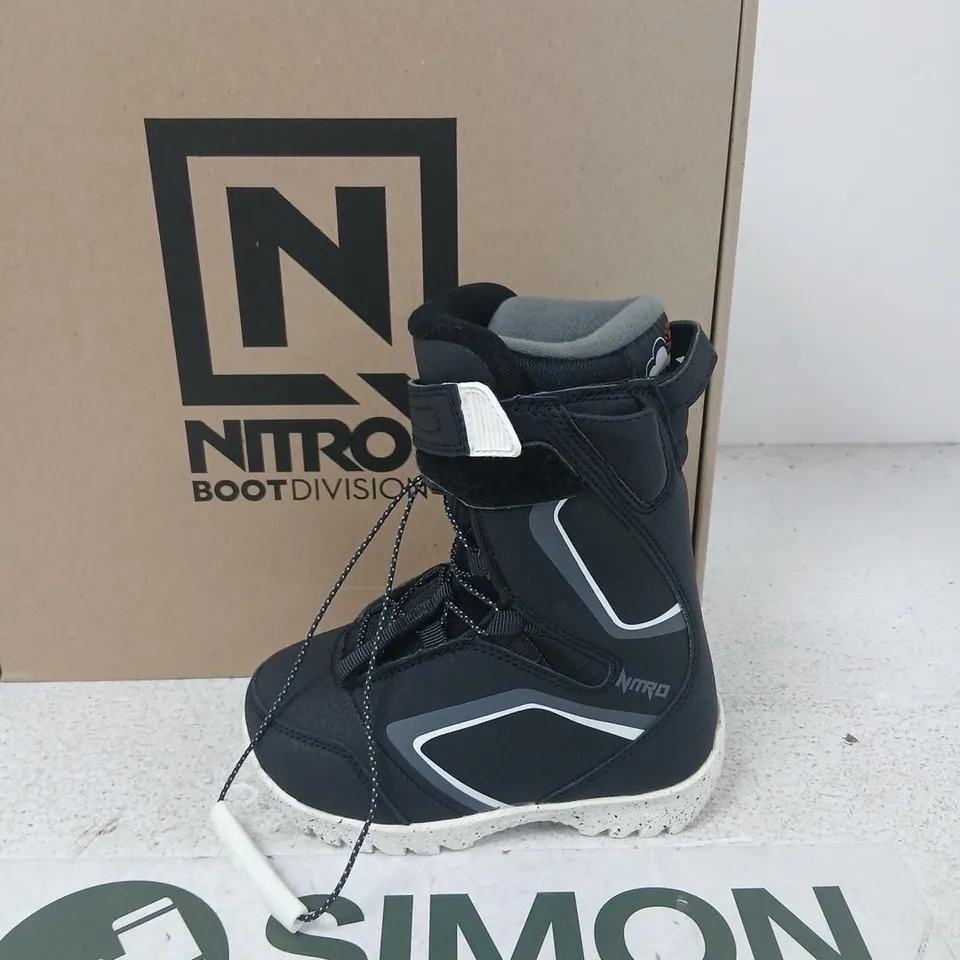 NITRO DROID QLS SNOWBOARD BOOTS – BLACK/WHITE/CHARCOAL, UK KIDS 11.5