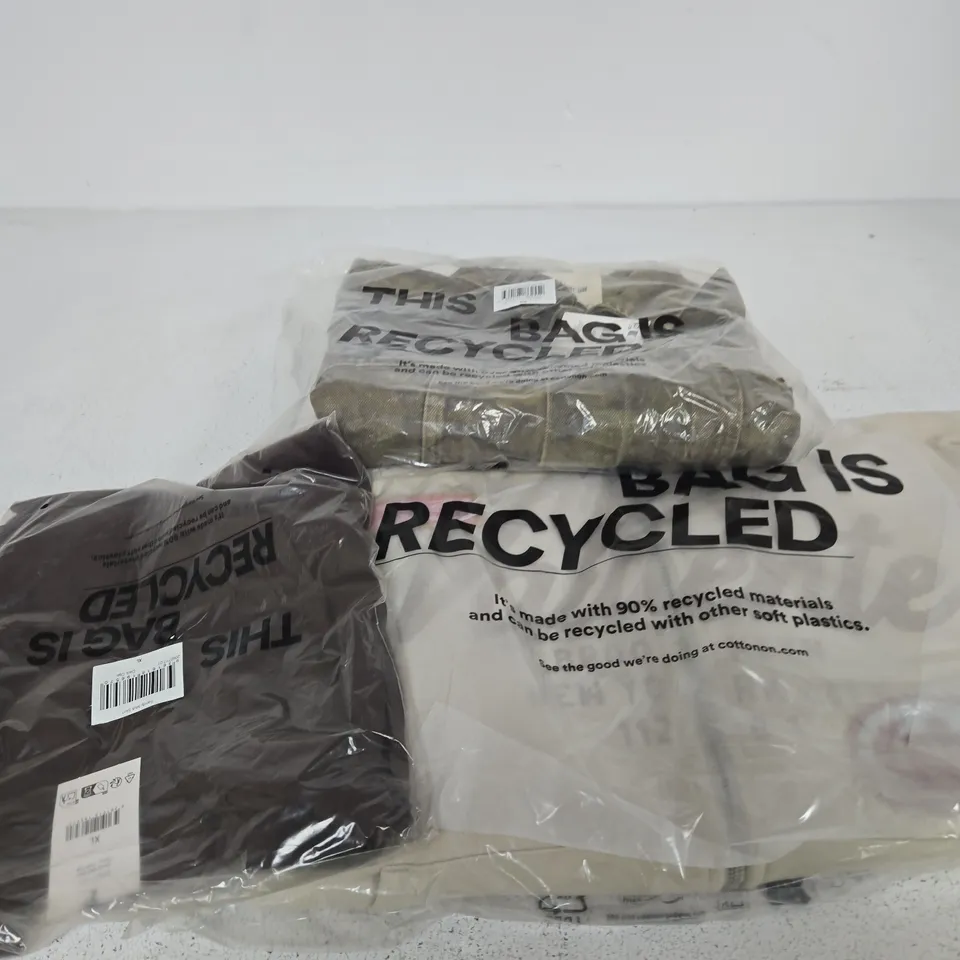 APPROXIMATELY 15 ASSORTED CLOTHING ITEMS IN VARIOUS SIZES, COLOURS & STYLES