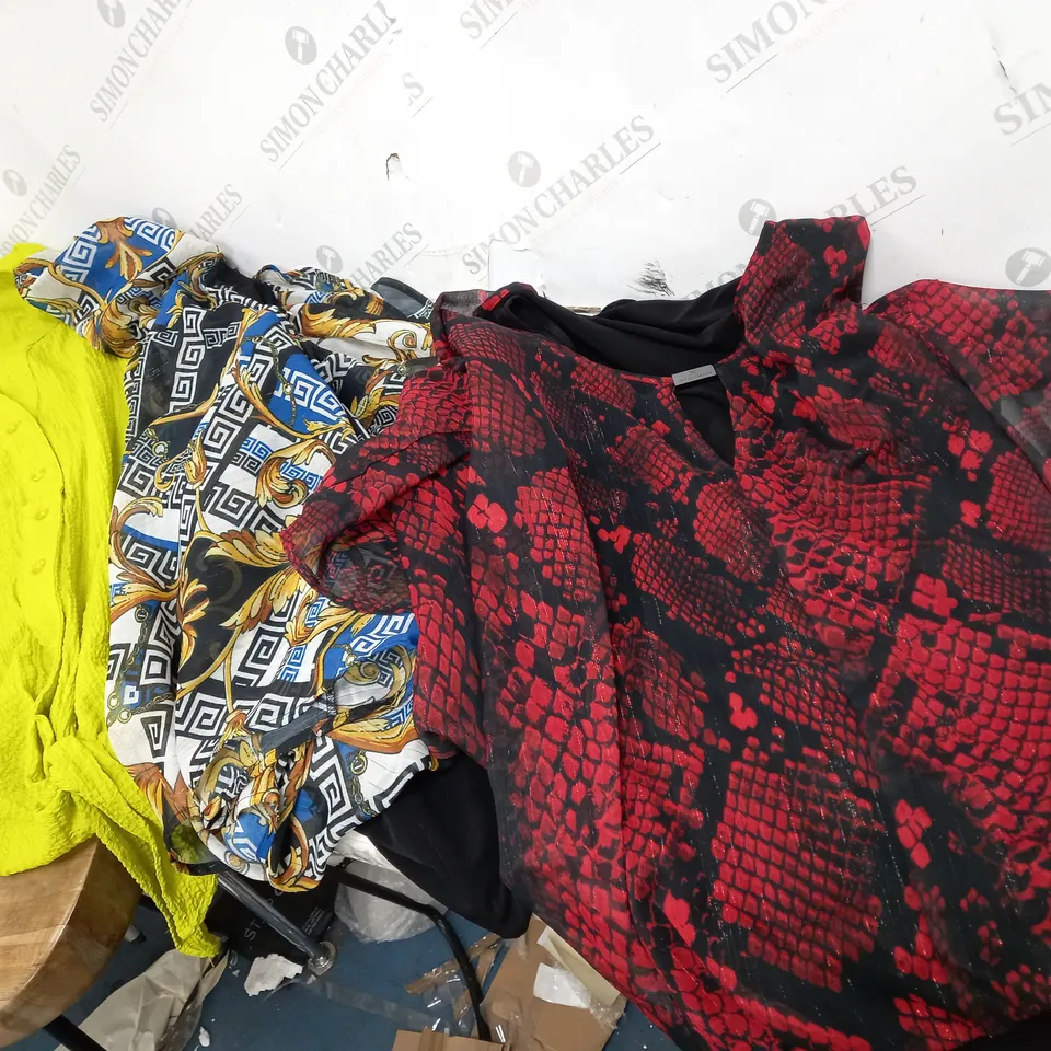 A BOX OF APPROXIMATELY 12 ASSORTED CLOTHING ITEMS TO INCLUDE A SLEEVELESS BOTTON TOP AND A BLACK/RED NIGHT GOWN