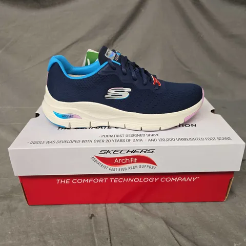 BOXED PAIR OF SKECHERS ARCH FIT TRAINERS - 6