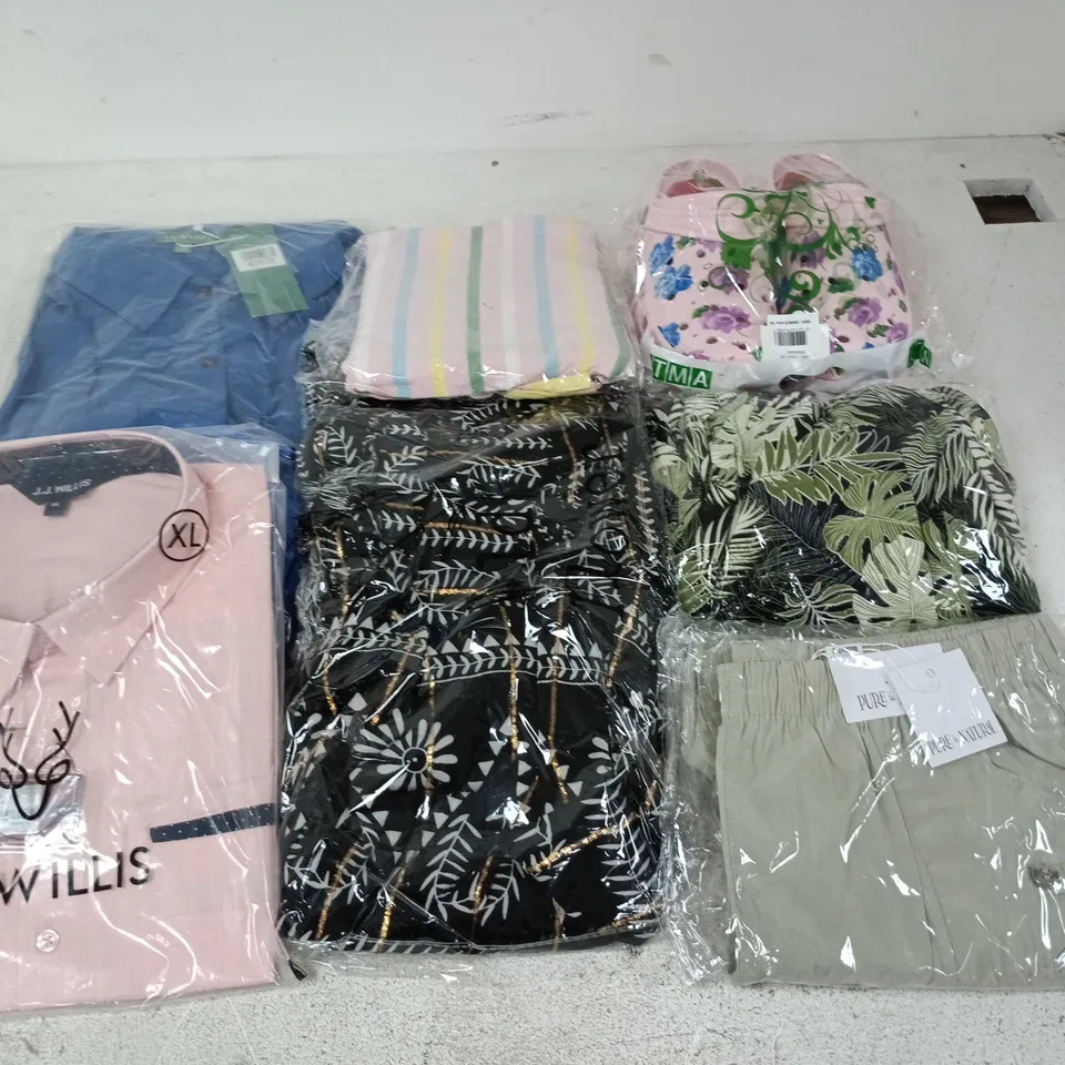 LOT OF APPROXIMATELY 40 ASSORTED CLOTHING ITEMS IN VARIOUS STYLES AND SIZES