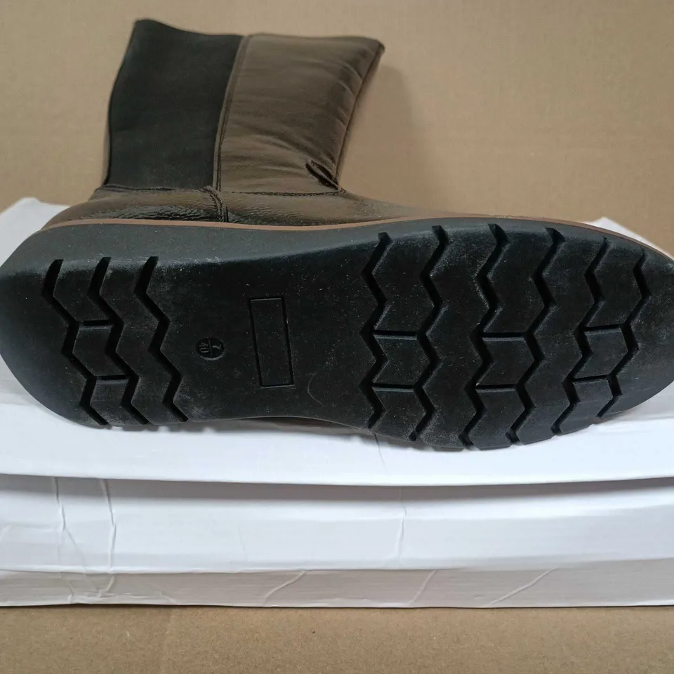 BOXED PAIR OF SHOES BY EMMA WOMEN'S BLACK PATENT KNEE-HIGH BOOTS – UK 7