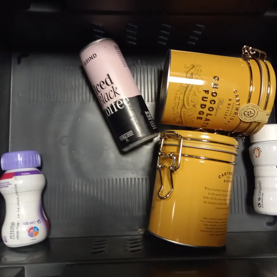 TOTE OF APPROX 10 ASSORTED FOOD ITEMS TO INCLUDE - HUEL VANILLA , RHEAL BALANCE TONIC , GRENADE PROTEIN SHAKE ETC
