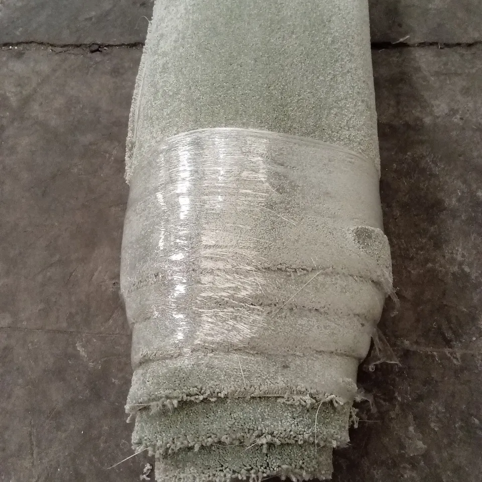 ROLL OF QUALITY LYTHAM FROSTY GREEN CARPET // APPROX: 2.8 x 4m
