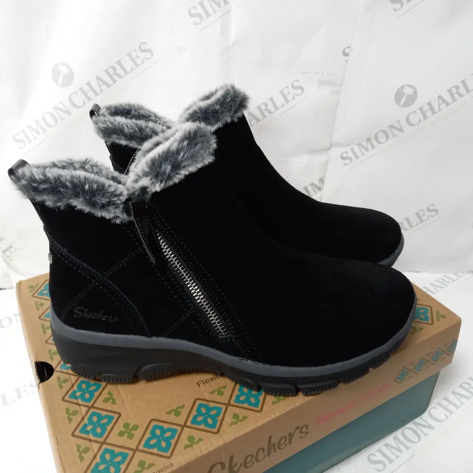 SKETCHERS HIGH ZIP BOOT BLACK SIZE 5 1/2 - BOXED 