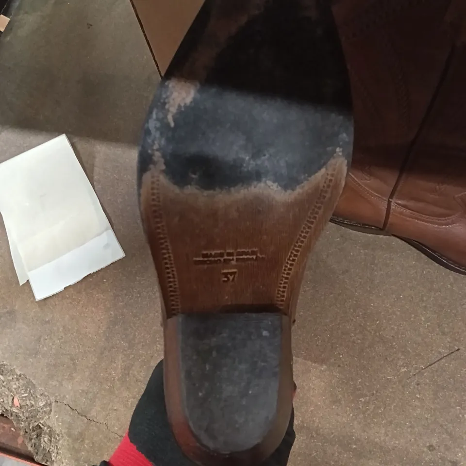 MEN'S LEATHER COWBOY BOOTS – (EU 37)