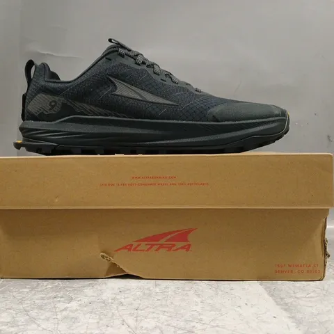 BOXED PAIR OF ALTRA MEN'S LONE PEAK SHOES IN BLACK SIZE UK 9