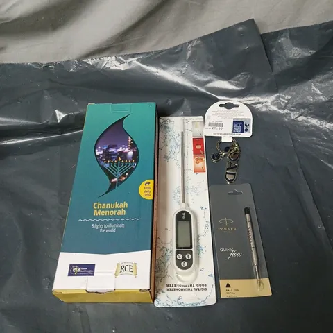 APPROXIMATELY 15 ASSORTED HOUSEHOLD ITEMS TO INCLUDE TOTTENHAM HOTSPUR "DAD" KEYRING, CHANUKAH MENORAH, PARKER PEN REFILL, DIGITAL THERMOMETER ETC
