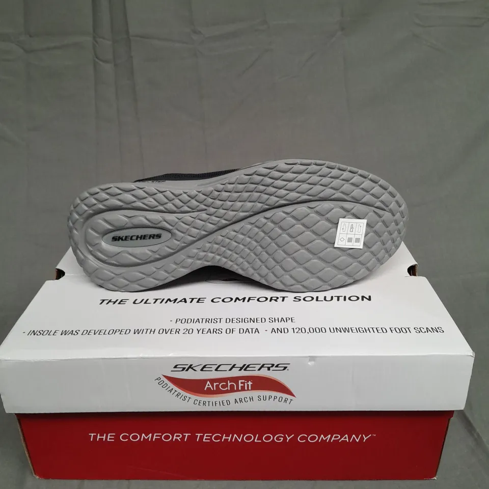 BOXED PAIR OF SKETCHERS ARCH FIT ORVAN-TRAYVER DARK/NAVY SIZE UK 9 