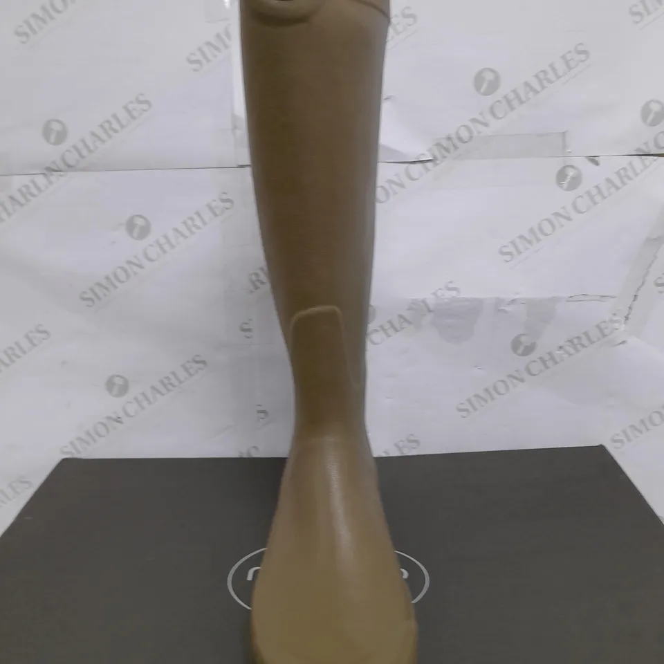 BOXED PAIR OF LE CHAMEAU COUNTRY CROSS JRESEY WELLIES IN IN GREEN - UK 9