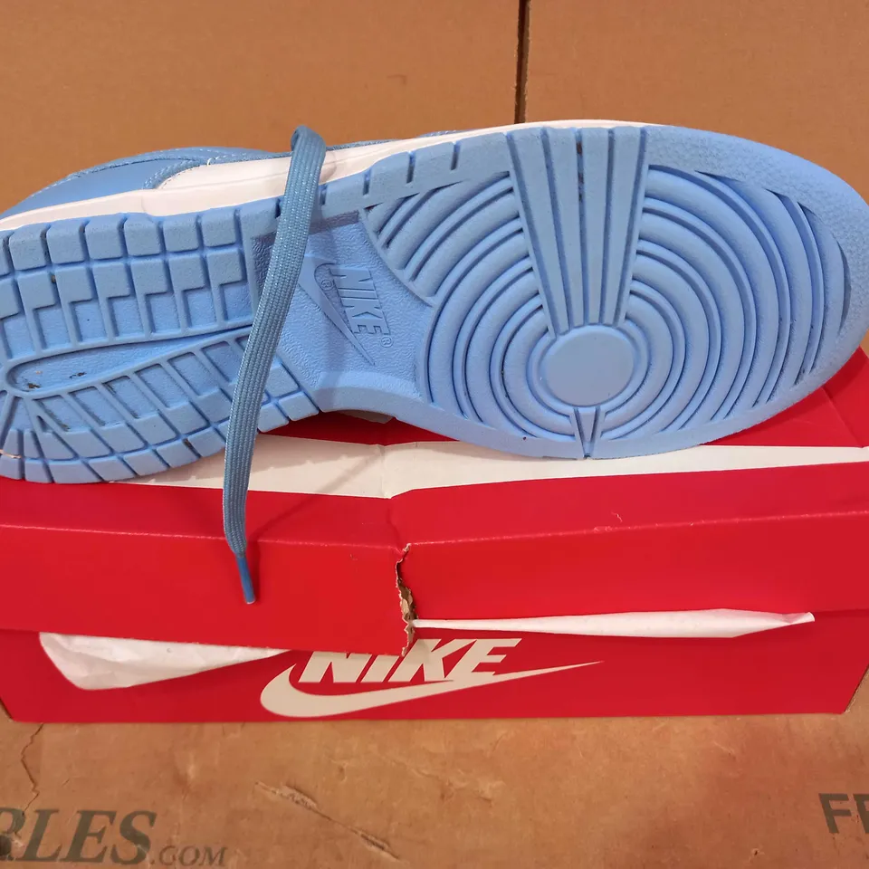 BOXED PAIR OF DESIGNER SHOES IN THE STYLE OF NIKE IN BLUE/WHITE UK SIZE 11