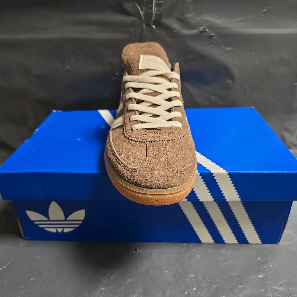 BOXED PAIR OF ADIDAS HANDBALL SPEZIAL SHOES IN BROWN/WHITE SIZE UK 7