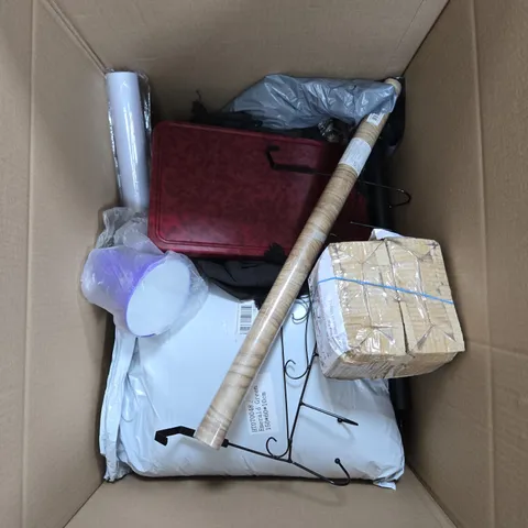 A BOX OF APROXIMATELY 10 ASSORTED ITEMS TO INCLUDE CHOPPING BOARD, LIPANO BAG AND WALLPAPER.