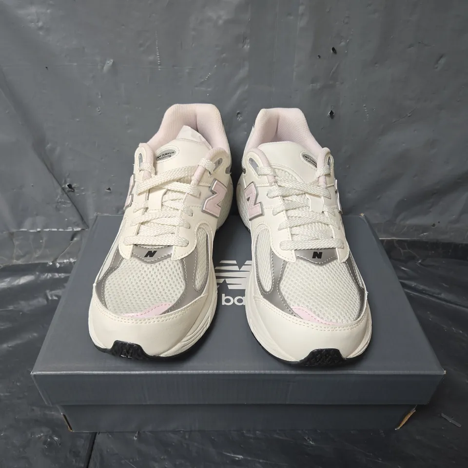 BOXED PAIR OF NEW BALANCE 2002R TRAINERS IN WHITE/PINK - UK 6