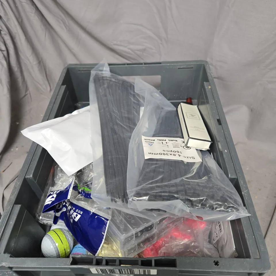 APPROXIMATELY 20 ASSORTED HOUSEHOLD ITEMS TO INCLUDE GOLF BALLS, DOG SIGN, TOTE BAG, SMART PLUG ETC