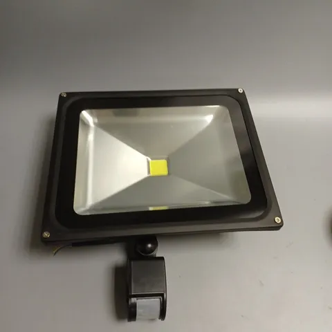 BOXED PIR LED FLOOD LIGHT WITH MOTION SENSOR