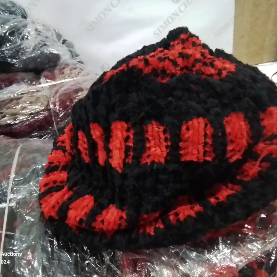 LOT CONTAINING LARGE AMOUNT OF BAGGED WOOLEN HATS IN VARIOUS COLOURS AND DESIGNS 