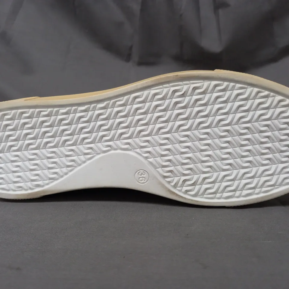 PAIR OF MARTE SHOES IN WHITE W. SILVER WING DETAIL EU SIZE 36