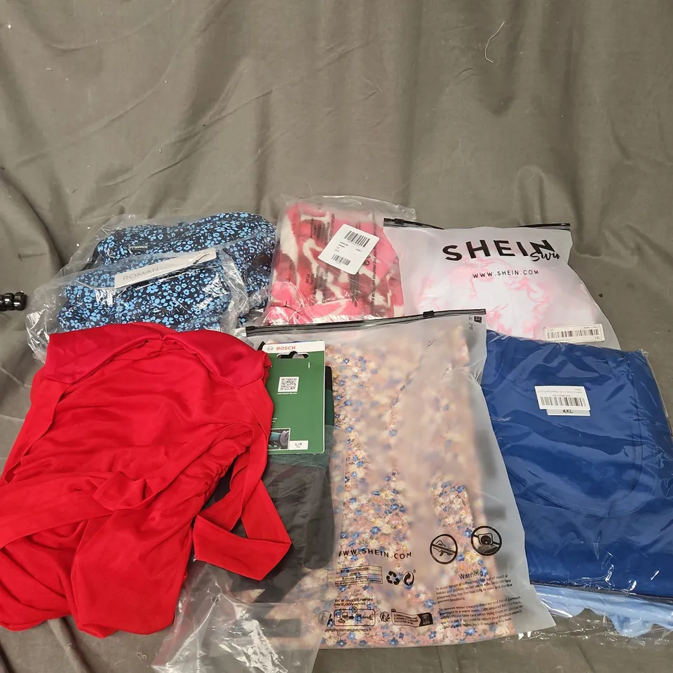 BOX OF APPROXIMATELY 20 ASSORTED CLOTHING ITEMS TO INCLUDE DRESS, SWIMWEAR, TSHIRTS, ETC