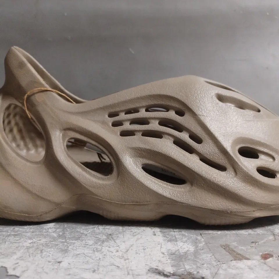 BOXED PAIR OF ADIDAS YEEZY FOAM RUNNERS HOES IN TAUPE SIZE UK 5