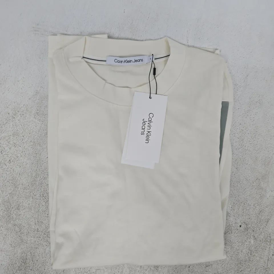 CALVIN KLEIN SHORT SLEEVE T-SHIRT IN OFF WHITE SIZE MEDIUM