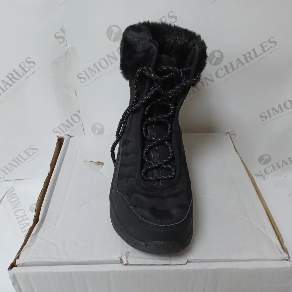 PAIR OF SKECHERS D'LUX WALKER BOOTS IN BLACK - UK SIZE 4.5