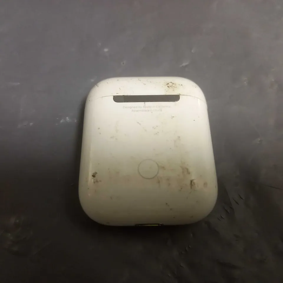 APPLE AIR PODS FIRST GEN IN WHITE 