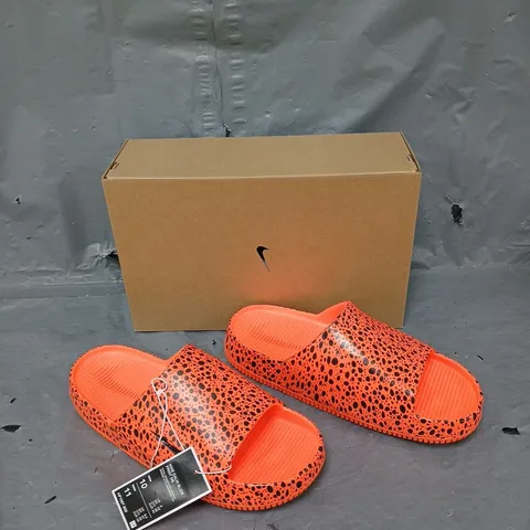 BOXED PAIR OF NIKE CALM SLIDE PRINT NS ORANGE UK 9