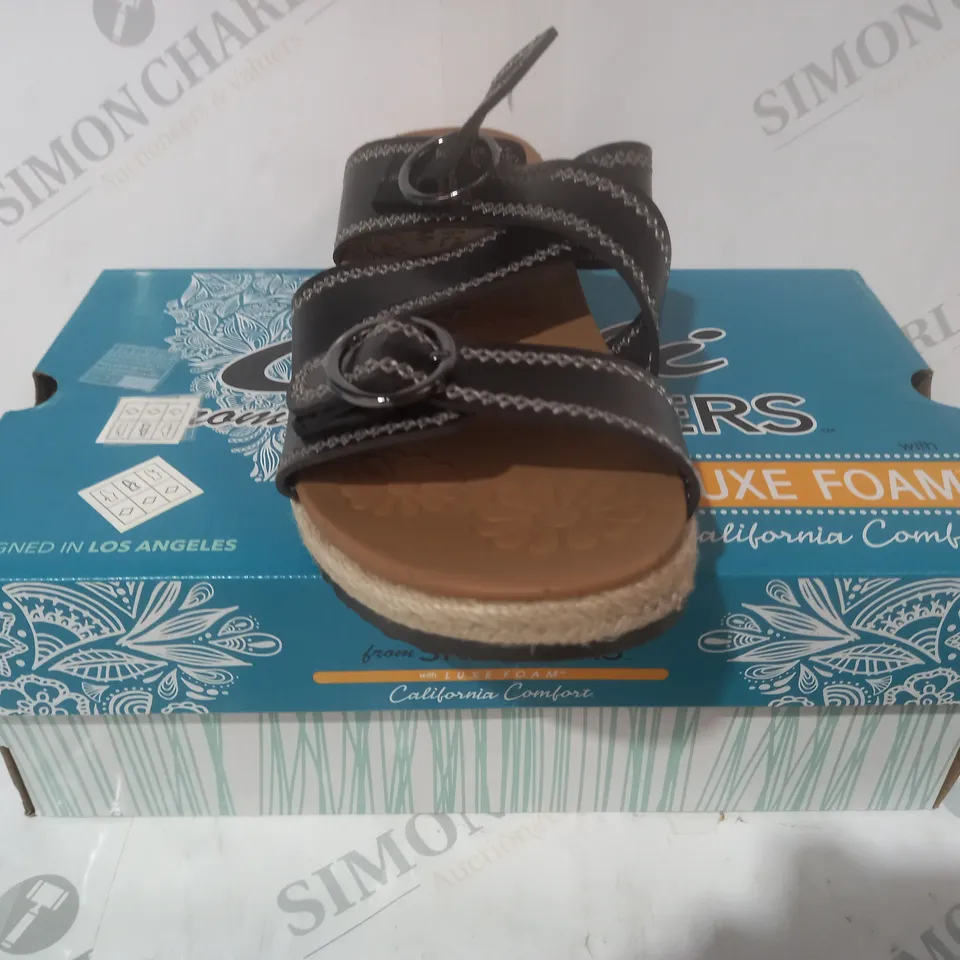BOXED PAIR OF CALI FROM SKECHERS LUXE FOAM OPEN TOE SANDALS IN BLACK SIZE 6