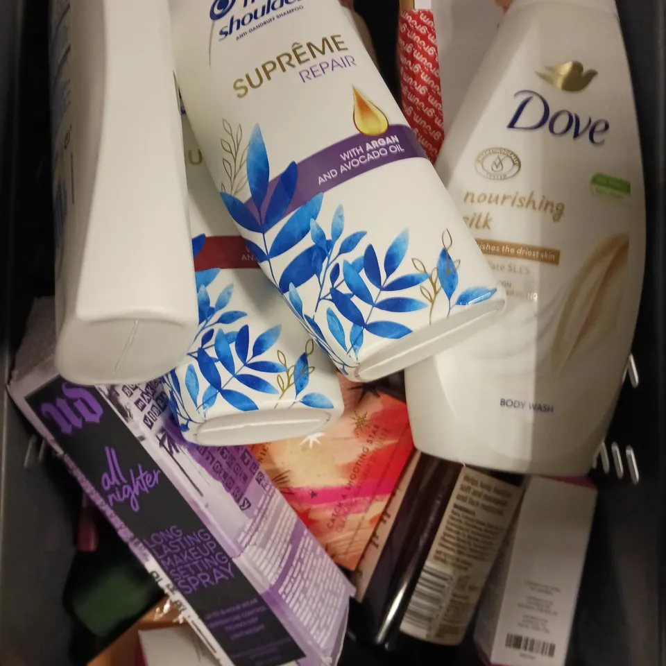 APPROXIMATELY 20 ASSORTED HEALTH & BEAUTY PRODUCTS TO INCLUDE GRUUM SOAPS, NEON NATURAL DIFFUSER, BY MY BEARD CONDITIONER ETC 