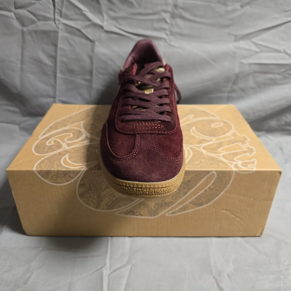 BOXED PAIR OF PRETTY GREEN LACE UP SHOES IN DEEP MAROON/GOLD SIZE UK 12