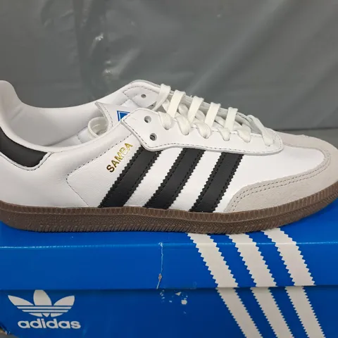 BOXED PAIR OF ADIDAS SAMBA OG JUNIOR IN WHITE/BLACK - UK 3.5