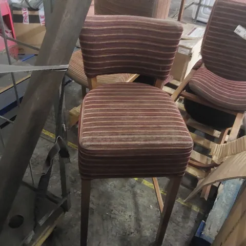 PALLET CONTAINING 5 BAR CHAIRS