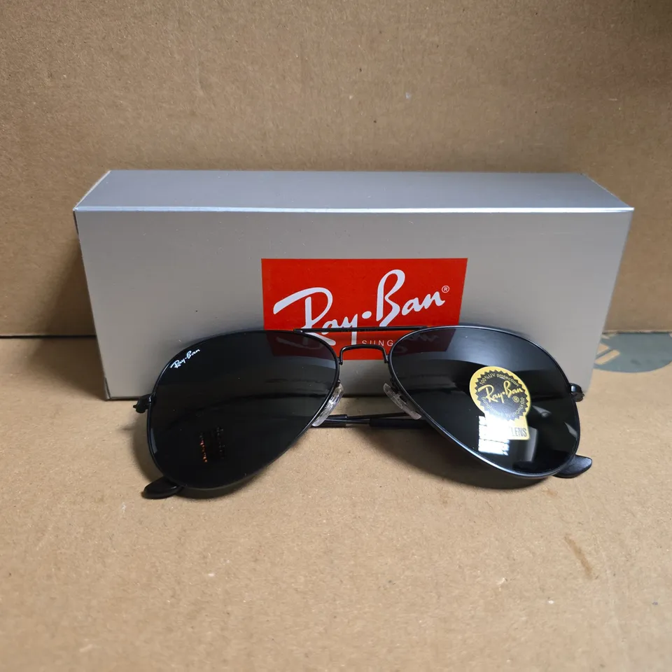 BOXED RAY-BAN AVIATOR SUNGLASSES